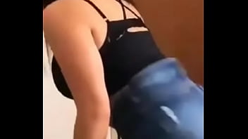 Morena rabuda rebolando