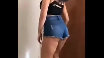 Morena rabuda rebolando