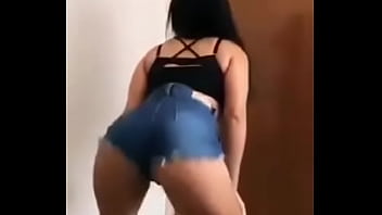 Morena rabuda rebolando
