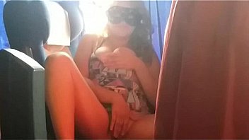 Esta perra se calienta en el bus y se deja grabar