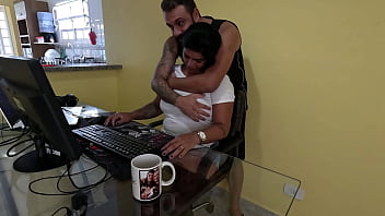 Nicoly mattos não resistiu e deu o cuzinho no sofá da recepção depois de mamar o pau do chefe no escritório