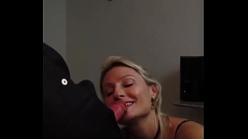 Eu com vontade e com medo de socar esse pauzão todo na minha goela