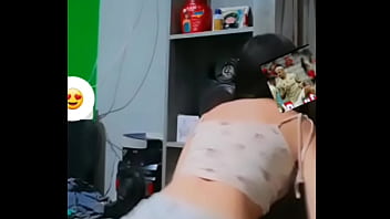 Branquinha dançando