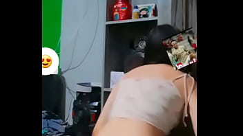 Branquinha dançando