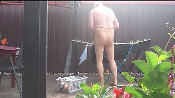 Draussen scheint die sonne und in einer strumpfhose mache ich die täglichen hausarbeiten