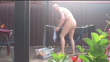 Draussen scheint die sonne und in einer strumpfhose mache ich die täglichen hausarbeiten