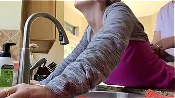 Cogen en la cocina mientras sus hijos juegan