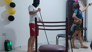 Los Empleados Tienen Una Escena Erotica En Horarios Laborales Mientras Limpian La Oficina thumbnail