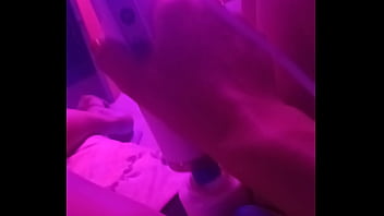 Gozando pra você com as pernas abertas