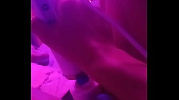 Gozando pra você com as pernas abertas