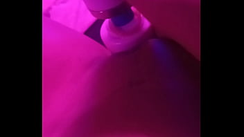 Gozando pra você com as pernas abertas