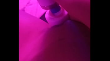 Gozando pra você com as pernas abertas