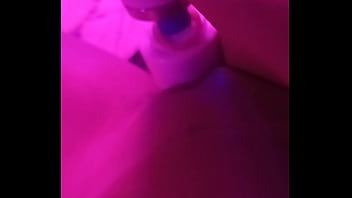 Gozando pra você com as pernas abertas