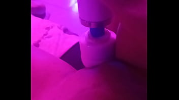 Gozando pra você com as pernas abertas