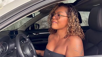 Milf ebony de tetas perfectas se folla una gran verga latina carla morelli pide a su mecánico que le estreche su coño húmedo