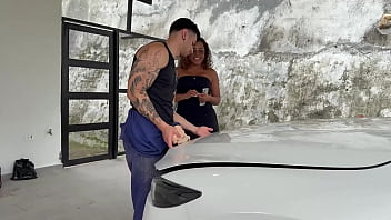 Milf ebony de tetas perfectas se folla una gran verga latina carla morelli pide a su mecánico que le estreche su coño húmedo