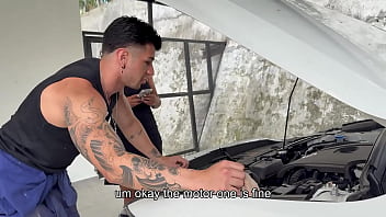 Milf ebony de tetas perfectas se folla una gran verga latina carla morelli pide a su mecánico que le estreche su coño húmedo