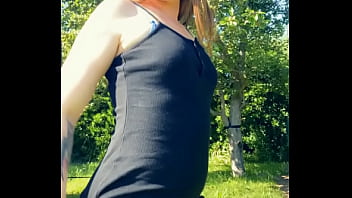 Petit plaisir d’un déshabillage en plein air