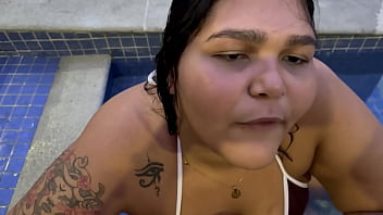 A primeira vez da novinha maria bbw de 20 anos no canal chupando meu pau escondido na piscina ela mostrou que sabe chupar bem uma pica