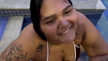 A primeira vez da novinha maria bbw de 20 anos no canal chupando meu pau escondido na piscina ela mostrou que sabe chupar bem uma pica