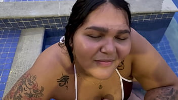 A primeira vez da novinha maria bbw de 20 anos no canal chupando meu pau escondido na piscina ela mostrou que sabe chupar bem uma pica