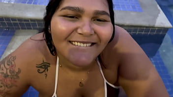 A primeira vez da novinha maria bbw de 20 anos no canal chupando meu pau escondido na piscina ela mostrou que sabe chupar bem uma pica