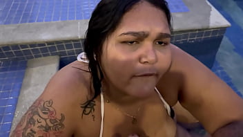 A primeira vez da novinha maria bbw de 20 anos no canal chupando meu pau escondido na piscina ela mostrou que sabe chupar bem uma pica