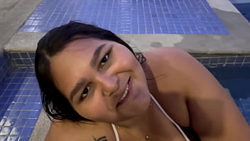 A primeira vez da novinha maria bbw de 20 anos no canal chupando meu pau escondido na piscina ela mostrou que sabe chupar bem uma pica