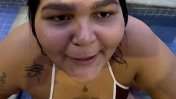 A primeira vez da novinha maria bbw de 20 anos no canal chupando meu pau escondido na piscina ela mostrou que sabe chupar bem uma pica