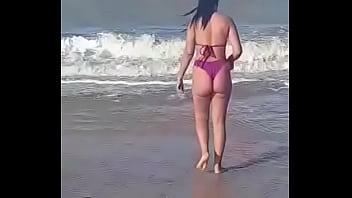 Ela de biquíni na praia bem gostosa
