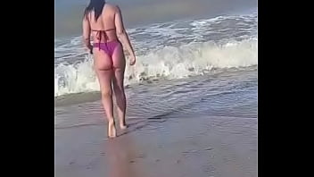Ela de biquíni na praia bem gostosa