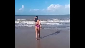 Ela de biquíni na praia bem gostosa