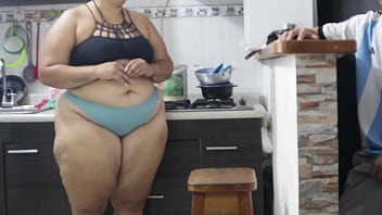 Follando con la prima en la cocina fuerte follada termina con leche en las tetas Follando con la prima en la cocina fuerte follada termina con leche en las tetas