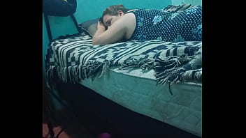 Desnudándola poco a poco con un masaje Desnudándola poco a poco con un masaje
