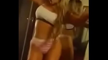 Dançando de shorts mostrando tudo