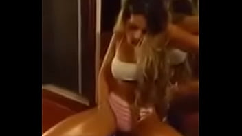 Dançando de shorts mostrando tudo