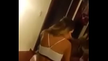 Dançando de shorts mostrando tudo