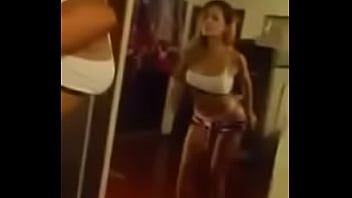 Dançando de shorts mostrando tudo