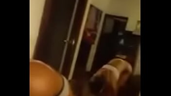 Dançando de shorts mostrando tudo