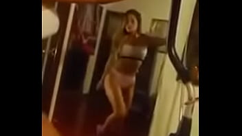 Dançando de shorts mostrando tudo