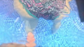 Atrapo en la piscina a desconocida golosa de culo enorme y le clavo la verga directo al coño