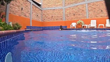 Atrapo en la piscina a desconocida golosa de culo enorme y le clavo la verga directo al coño