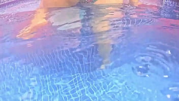 Atrapo en la piscina a desconocida golosa de culo enorme y le clavo la verga directo al coño