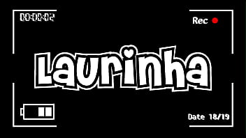 Novinha se exibe e brinca bastante com seus brinquedos