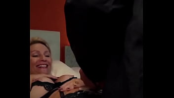 Desgraçado me arrombou e ainda gozou quase meio litro de leitinho em mim eu queria na minha cara mas o flávio não de