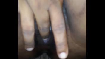 Je touche sa chatte avant la baise