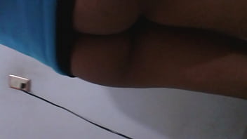 Rica mujer enseñando pierna