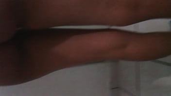 Rica mujer enseñando pierna