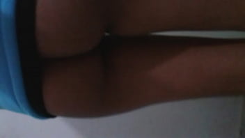 Rica mujer enseñando pierna