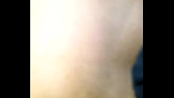 Gemendo gostoso e gozando pelo cu